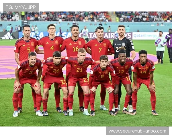 世界杯赛场激烈角逐，球队阵容调整引发全球关注
